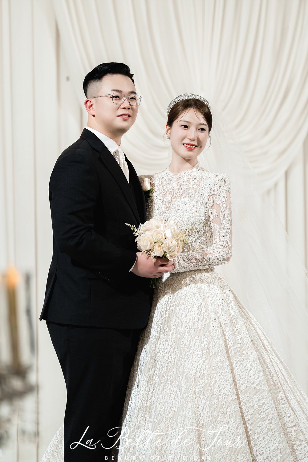 커튼 앞 초상