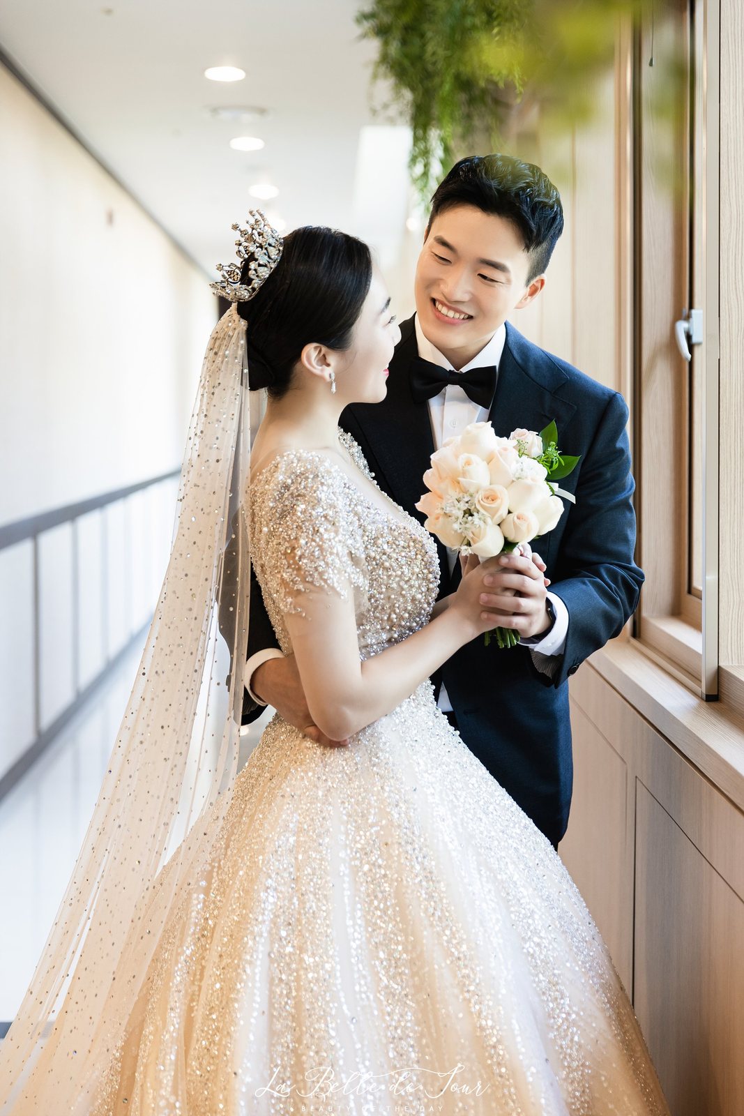 환한 복도에서