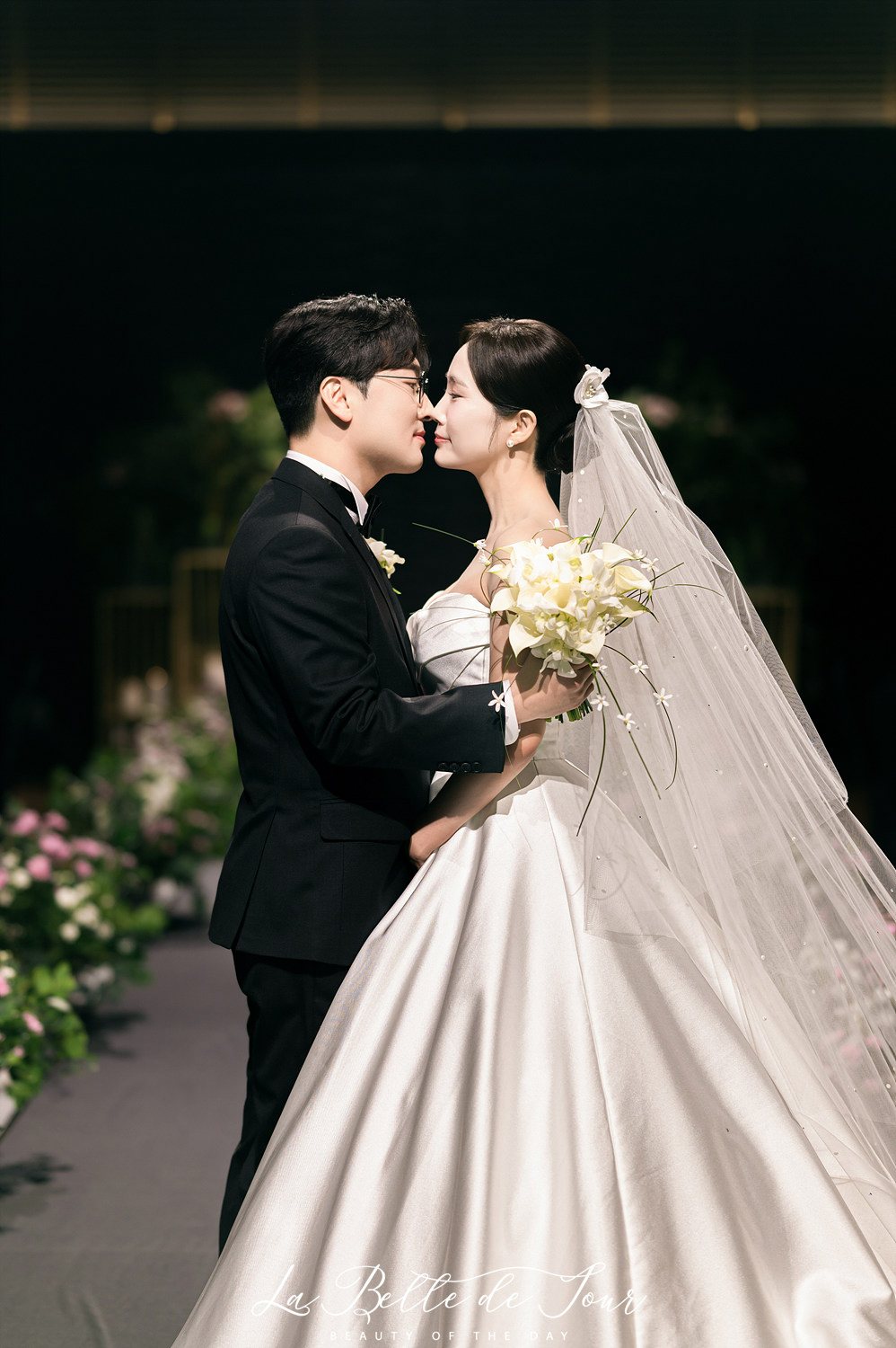 이마 맞댄 커플