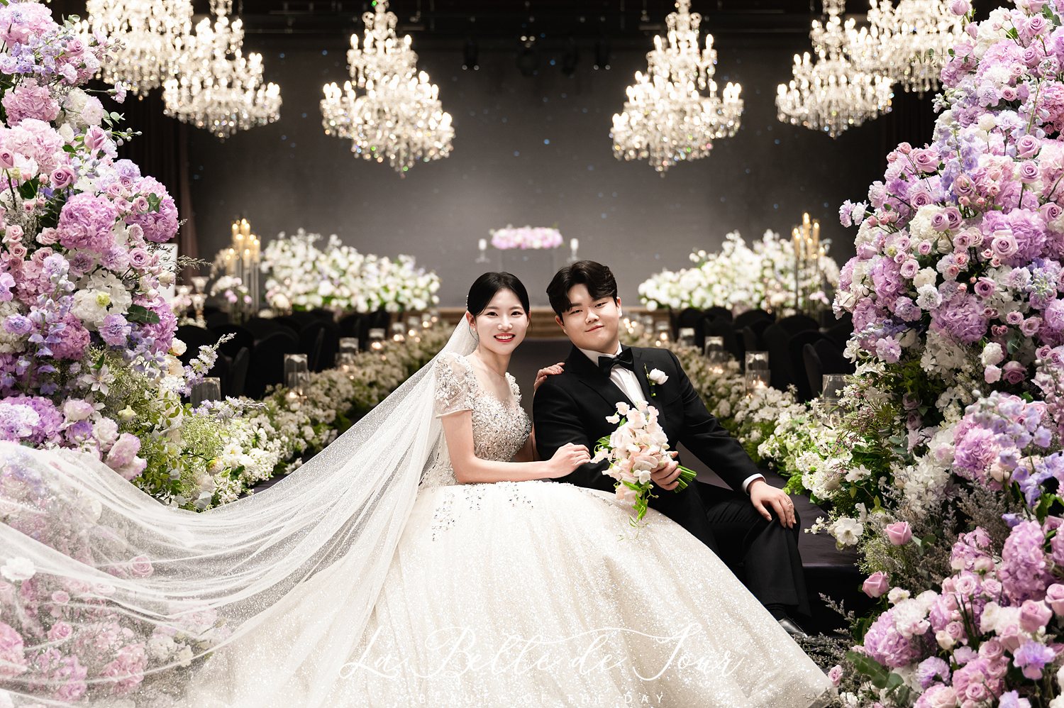 라벨드쥬 로얄파크컨벤션 로얄홀 본식스냅 — 예식 전경 생화 무대 와이드