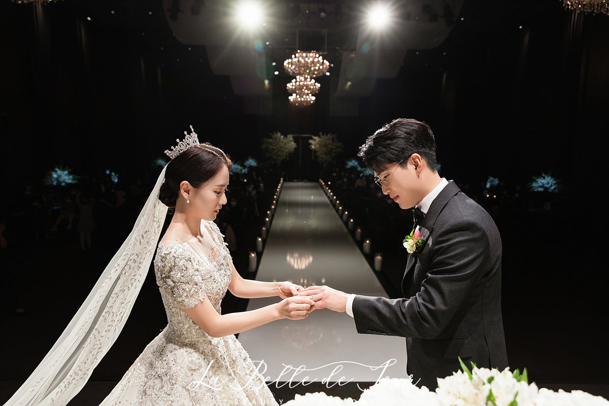 라벨드쥬 서울웨딩타워 본식스냅 — 예식 중 신랑신부