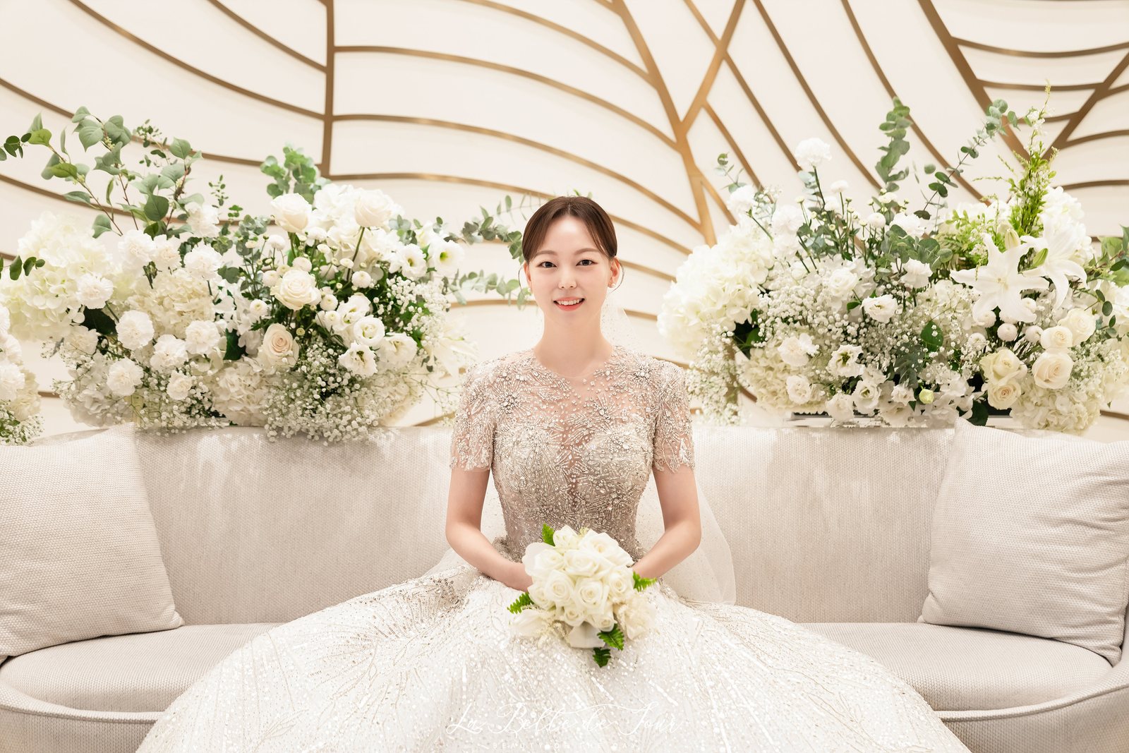 라벨드쥬 영등포 웨스턴베니비스 본식스냅 — 예식 중 샹들리에 홀 전경